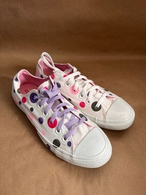 Converse Unisex Pink and Purple Polka Dot Low Top Sneakers. Size M8/W10